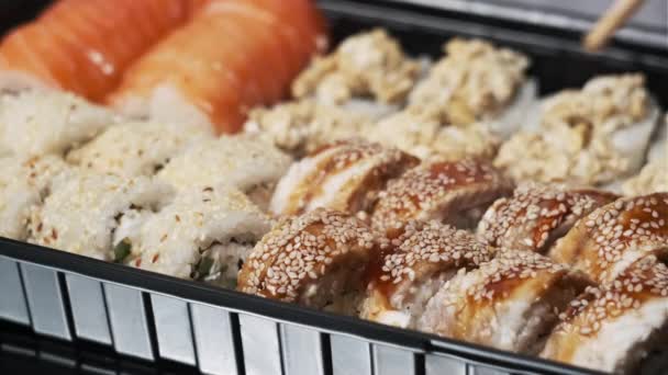 Los Palos Toman Sushi Caja Sushi Cerca Rollos Una Caja — Vídeos de Stock