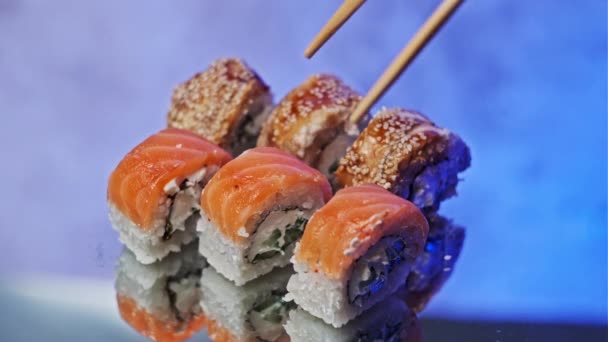 Jednu Sushi Rolku Soupravy Používám Sushi Zblízka Připraveno Jídlu Čerstvé — Stock video