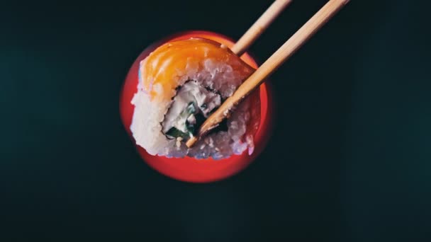 Prendere Tenere Premuto Rotolo Sushi Utilizzando Bastoni Sushi Dimostrazioni Sfondo — Video Stock