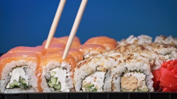 Sticks Nehmen Sushi Aus Der Sushi Box Großaufnahme Rollen Einer — Stockvideo