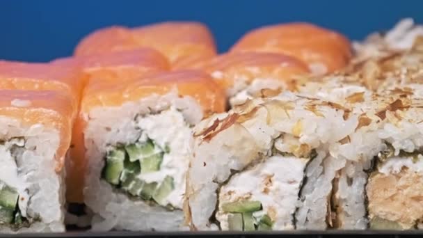 Paus Puseram Sushi Caixa Sushi Perto Rola Numa Caixa Plástico — Vídeo de Stock