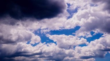 Kümülüs bulutları mavi gökyüzünde hareket eder, zaman kavramı. Gri ve yumuşak beyaz bulutların arka planı bulutlu uzayda şekil değiştirir. Zaman atlamalı hava değişikliği. Doğal arka plan, kopyalama alanı. 4K