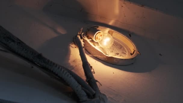 Une Ampoule Incandescente Brille Dans Une Vieille Lampe Cassée Sur — Video