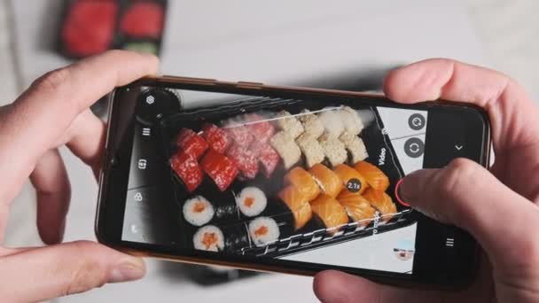 Fotografowanie Sushi Smartfonie Portali Społecznościowych Mężczyzna Robi Zdjęcia Przygotowanych Bułek — Wideo stockowe