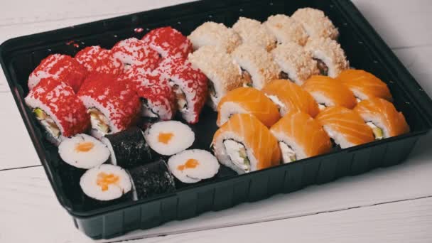 Kije Biorą Sushi Pudełka Sushi Zbliżenie Rolki Plastikowym Pudełku Gotowy — Wideo stockowe