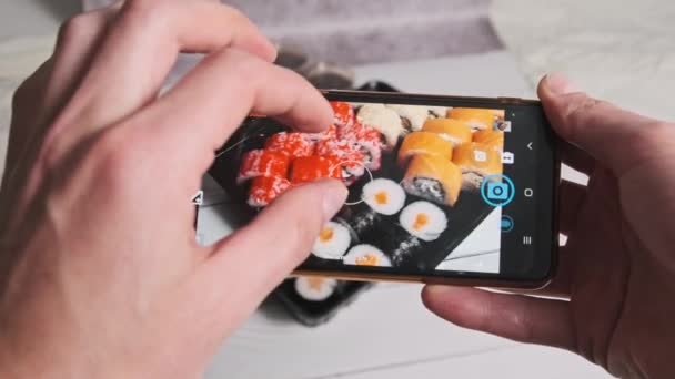 Hombre Toma Una Foto Rollos Sushi Una Caja Plástico Con — Vídeo de stock