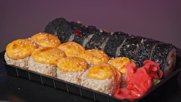Gebakken Sushi Rollen Een Plastic Doos Draaien Close Kant Klare — Stockvideo