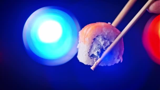 Neem Houd Een Sushi Rol Met Behulp Van Sticks Voor — Stockvideo