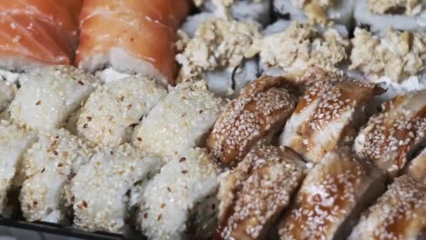Les Rouleaux Sushi Dans Une Boîte Livraison Plastique Tournent Gros — Video