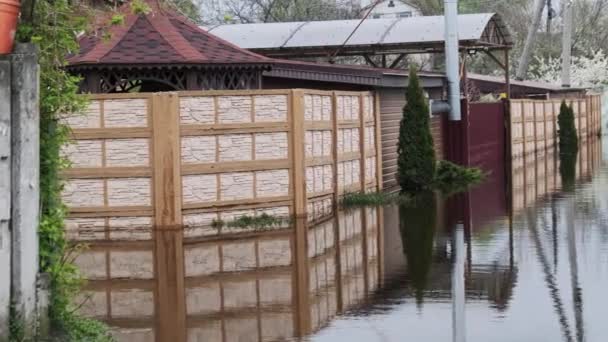 Πλημμύρα Ιδιωτικών Σπιτιών Πλημμύρα Στο Χωριό Πλημμυρισμένοι Δρόμοι Δέντρα Κήποι — Αρχείο Βίντεο