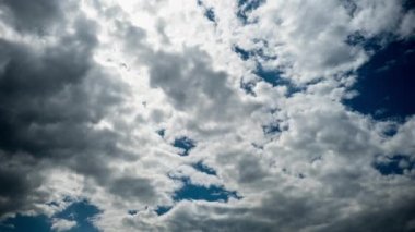 Yağmur bulutları gökyüzünde hareket eder, zaman kavramı. Bulutlu uzayda, gri kümülüs kalın fırtına bulutlarının arkaplanı. Dramatik gökyüzünün zaman atlaması. Hava değişikliği. Doğal arka plan, kopyalama alanı. 4K