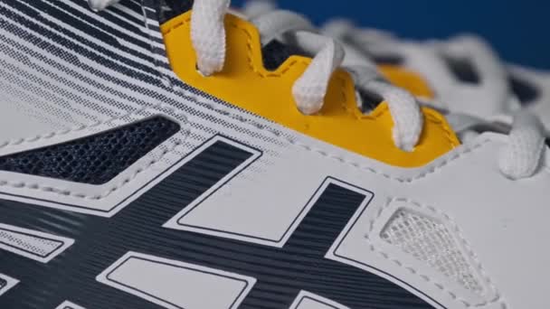 Нове Стильне Спортивне Взуття Обертається Впритул Пара Сучасних Білих Спортивних — стокове відео