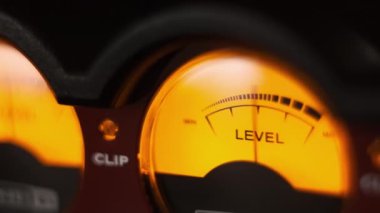 İki analog yuvarlak ses sinyal seviyesi göstergesi ve sarı arka ışık. Klasik retro ok VU ölçer. Eski ekipman, müzik ya da kayıt. Kayıt cihazındaki ses dB desibelleri
