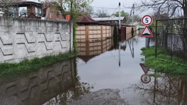 Powódź Prywatnych Domów Powódź Wsi Zalane Drogi Drzewa Ogrody Pola — Wideo stockowe