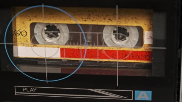 オーディオテープレコーダー再生 黄色のオーディオカセットを再生するクローズアップ レトロなプレーヤーでヴィンテージレコードサウンド 会話の記録 レトロテープリールはデッキで回転します 通話記録 アーカイブ 80年代 — ストック動画