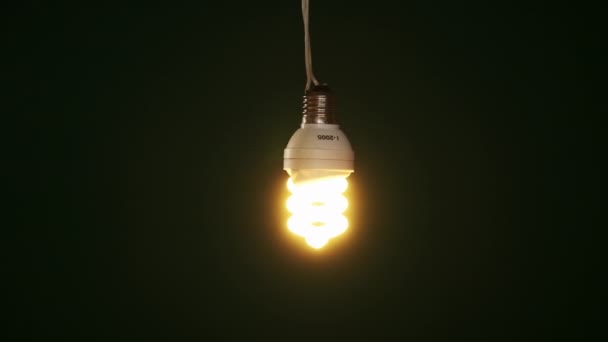 Bir Floresan Lamba Yanıyor Yanıp Sönüyor Elektrik Telinde Sallanıyor Sarmal — Stok video