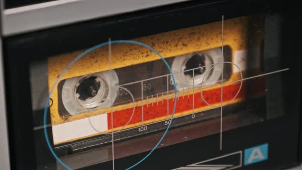 老式录音机中的盒式磁带回放 播放黄色旧盒式磁带的录音机特写 复古磁带卷轴在甲板上旋转 谈话录音 80年代 — 图库视频影像