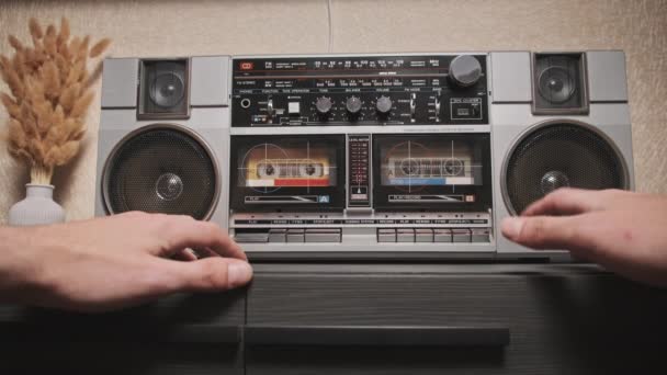 Reproduzindo Fita Cassete Áudio Reprodutor Boombox Vintage Mesa Mão Masculina — Vídeo de Stock