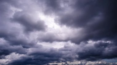 Gökyüzünde hareket eden kümülüs kara bulutlarının zamanı. Işık ve gri bulutlu bulutlu bulutlu uzay arkaplanı, hızlandırılmış. Hava değişikliği. Doğa, kopyalama alanı, fırtınalı bulutlu alan.