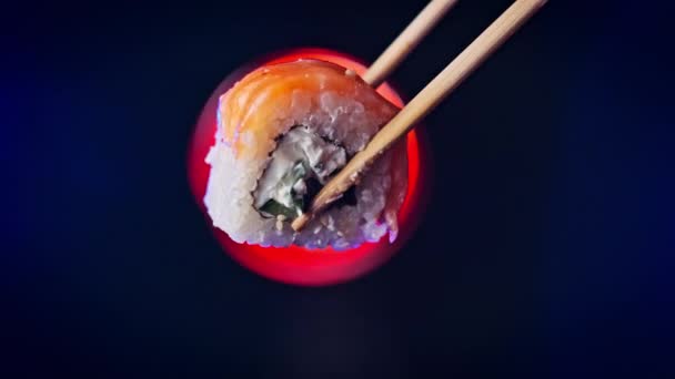 Tome Sostenga Rollo Sushi Usando Palos Sushi Sobre Fondo Colorido — Vídeo de stock