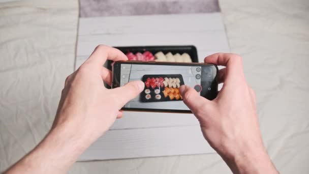 Blogger Robi Zdjęcie Sushi Rolki Przez Aparat Smartfona Zamieszczania Sieciach — Wideo stockowe