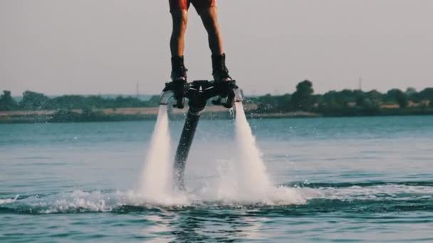 人类缓慢地在水上飞机上飞行 高压下的大股水柱将一个人推向水面 活跃的人喜欢水上运动 生活方式 文娱活动 — 图库视频影像