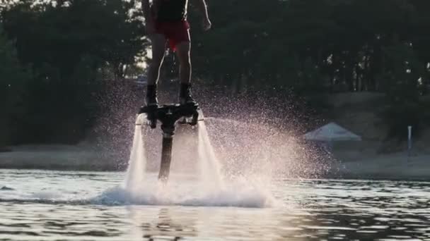 Människan Flyger Akvatiska Flyboard Slow Motion Stor Vattenstråle Högt Tryck — Stockvideo