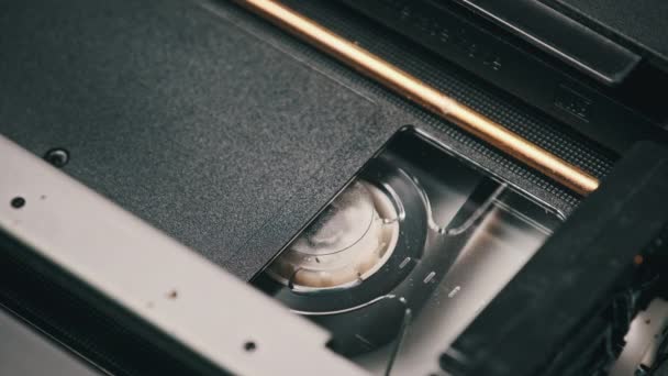 Vhs录像带放在录像机内播放 录像带插入磁带到视频头的老式Vhs机制 复古录像带在盒式磁带中旋转 在播放老电影 在广播 — 图库视频影像