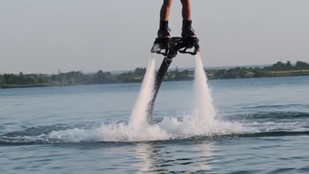 Homem Voando Flyboard Aquático Câmera Lenta Grande Jato Água Sob — Vídeo de Stock
