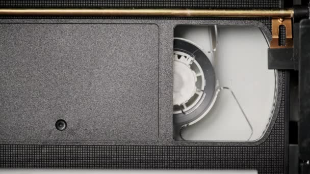 Vhs Cassette Wordt Afgespeeld Een Videorecorder Bovenaanzicht Rollen Videobanden Draaien — Stockvideo