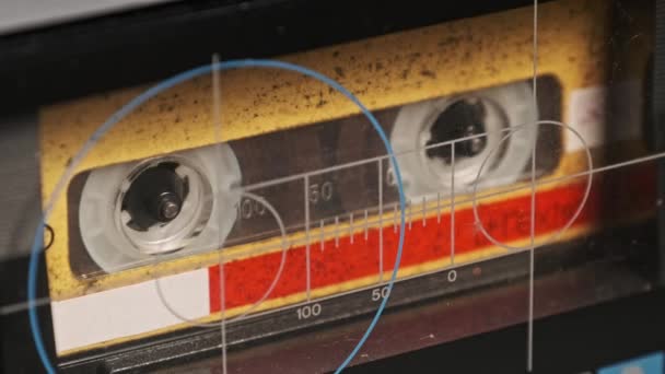 录音带录音机回放 特写播放黄色盒式磁带 复古留声机中的复古录音 记录对话 复古磁带卷轴在甲板上旋转 记录呼叫 80年代 — 图库视频影像