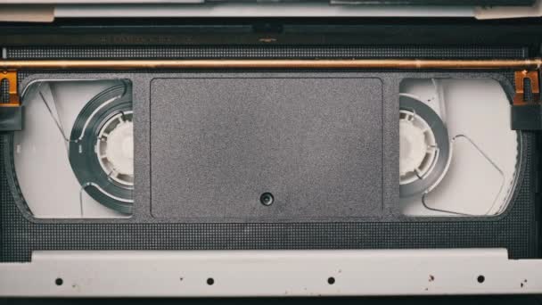Vhs Cassette Wordt Afgespeeld Een Videorecorder Bovenaanzicht Videoband Rollen Draaien — Stockvideo