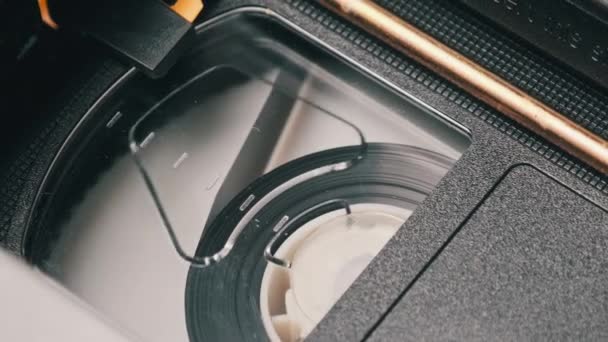 Vhs Cassette Wordt Afgespeeld Een Videorecorder Bovenaanzicht Rollen Videobanden Draaien — Stockvideo