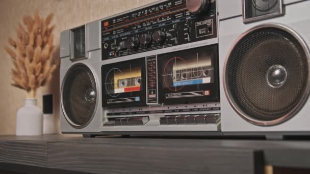 Música Reproductor Boombox Vintage Sonido Analógico Viejo Cassette Audio Mano — Vídeo de stock