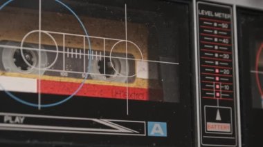 Masadaki klasik müzik kutusuyla ses kasedi çalıyorum. Masadaki iki kaset çalar üzerindeki erkek el ile oynatma düğmesine bas ve müzik dinle. Hoparlörlü gümüş retro radyo, 80 'ler.