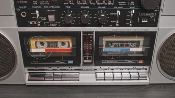 Riproduzione Audiocassetta Nel Lettore Boombox Vintage Sul Tavolo Maschio Premere — Video Stock
