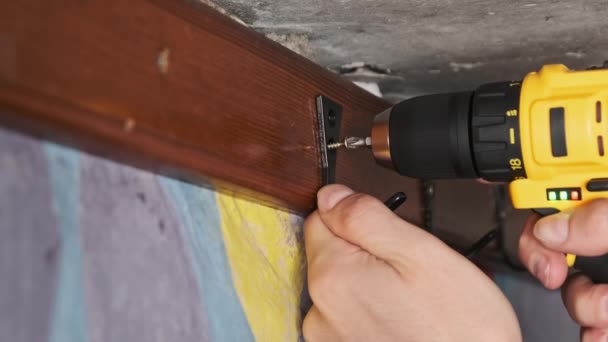 Przykręcanie Odzieży Drewnianej Deski Ścianie Pomocą Śrubokrętu Prowadzenie Śruby Przy — Wideo stockowe