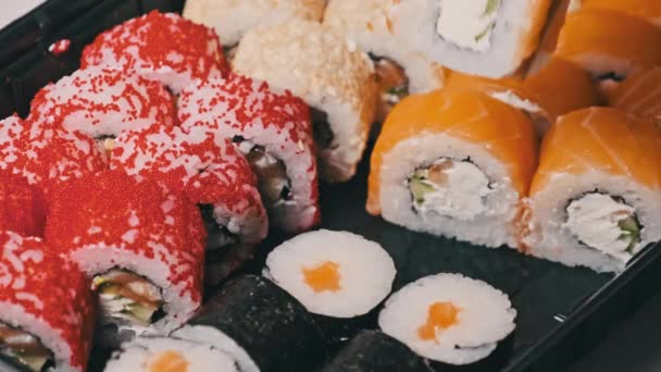 Stop Één Sushi Sushi Doos Close Rollen Een Plastic Doos — Stockvideo