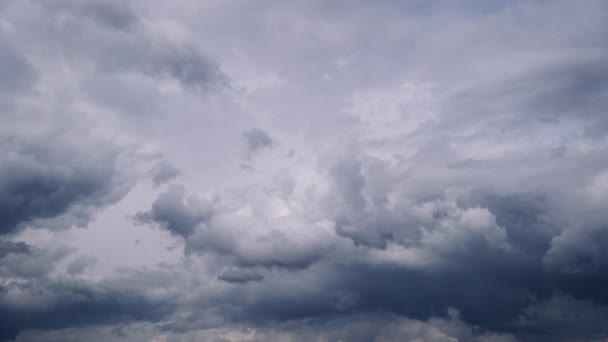 Obloze Pohybují Dešťové Mraky Pozadí Šedých Hromadných Hustých Bouřkových Mraků — Stock video