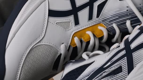 Novos Tênis Esportivos Brancos Caixa Girar Close Par Sapatos Voleibol — Vídeo de Stock