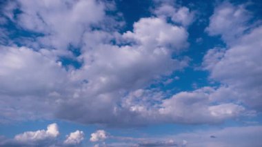 Gökyüzündeki inanılmaz bulutların zamanı geldi. Geniş bulut arkaplanı, ışık ve gri bulutlar güneşin altında hareket ediyor, zaman atlaması. Hava değişikliği. Doğa, kopyalama alanı, panoramik bulut alanı.