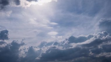 Gökyüzündeki inanılmaz kümülonimbus bulutlarının zamanı. Güneş altında hareket eden, ışık ve gri kümülüs hava bulutlarıyla yakın çekim bulutları. Hava değişikliği. Doğa, kopyalama alanı, bulut alanı