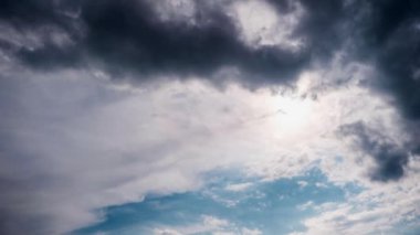 Gökyüzünde hareket eden gri bulutların zamanı. Geniş bulutlu arka plan, ışık ve gri bulutlar güneşin altında hareket ediyor, zaman atlaması. Hava değişikliği. Doğa, kopyalama alanı, panoramik bulut alanı