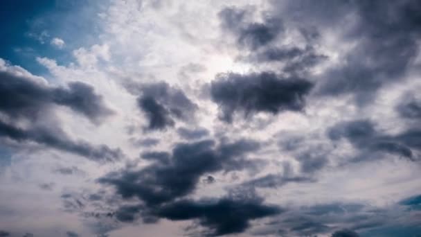 白云在天空中移动的时间 广阔的云彩背景 光线和灰蒙蒙的云彩在阳光下移动 时间消逝 天气的变化 复制空间 全景云彩空间 — 图库视频影像