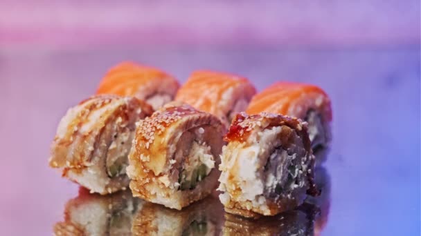Prendre Rouleau Sushi Plateau Utilisant Des Bâtonnets Pour Les Sushis — Video