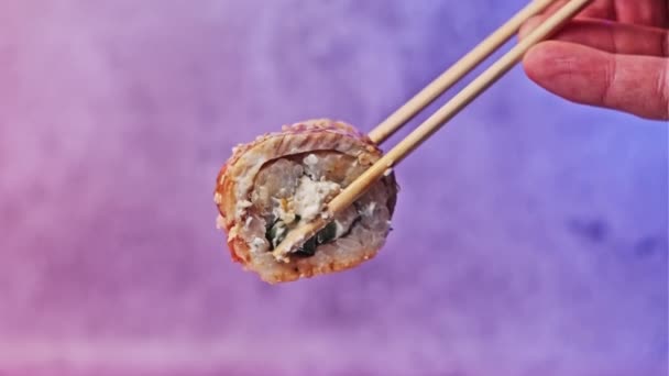 Prenda Tenga Rotolo Sushi Usando Bastoni Sushi Primo Piano Una — Video Stock