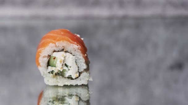 Rola Sushi Folosind Bastoane Pentru Sushi Aproape Mâna Umană Bețișoare — Videoclip de stoc