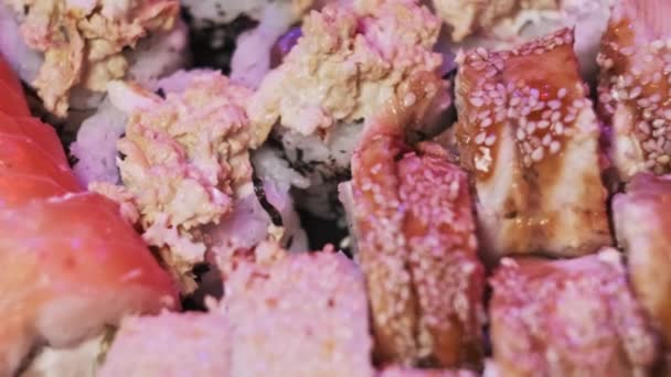 Sushi Ρολά Ένα Πλαστικό Κουτί Παράδοσης Περιστρέψτε Κοντινό Έτοιμο Προς — Αρχείο Βίντεο