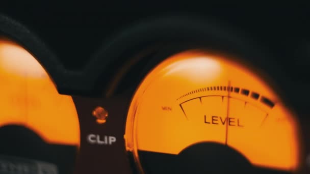 Два Винтажных Стрелочных Индикатора Уровня Звукового Сигнала Желтой Подсветкой Крупный — стоковое видео