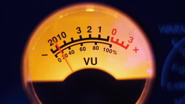 黄色のバックライトとサウンド信号レベルのヴィンテージアナログ矢印インジケータ アナログラウンドVuメーターのクローズアップ レトロ機器 音楽再生や録音 音量と同期してサウンドレベルを表示する — ストック動画